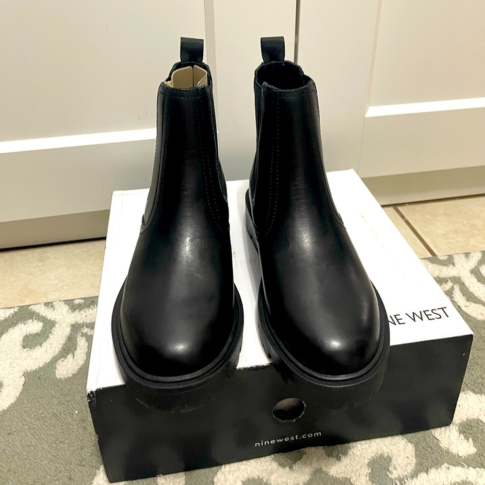 💚💜🌼NIB Nine West Black Yeeps Chelsea Boots Classic Design